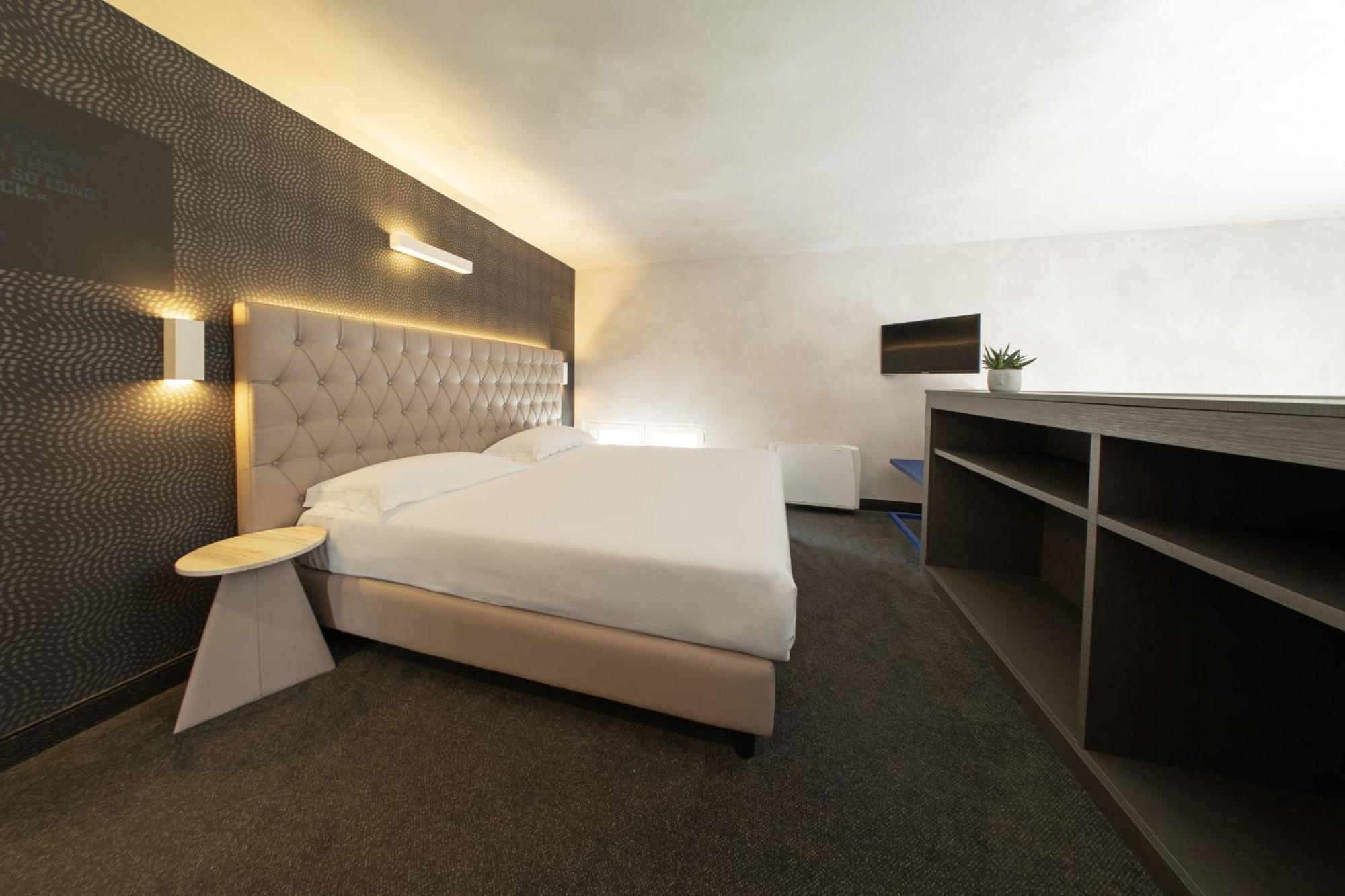Hotel Al Campanile - Luxury Suites & Apartments บาเวโน ภายนอก รูปภาพ