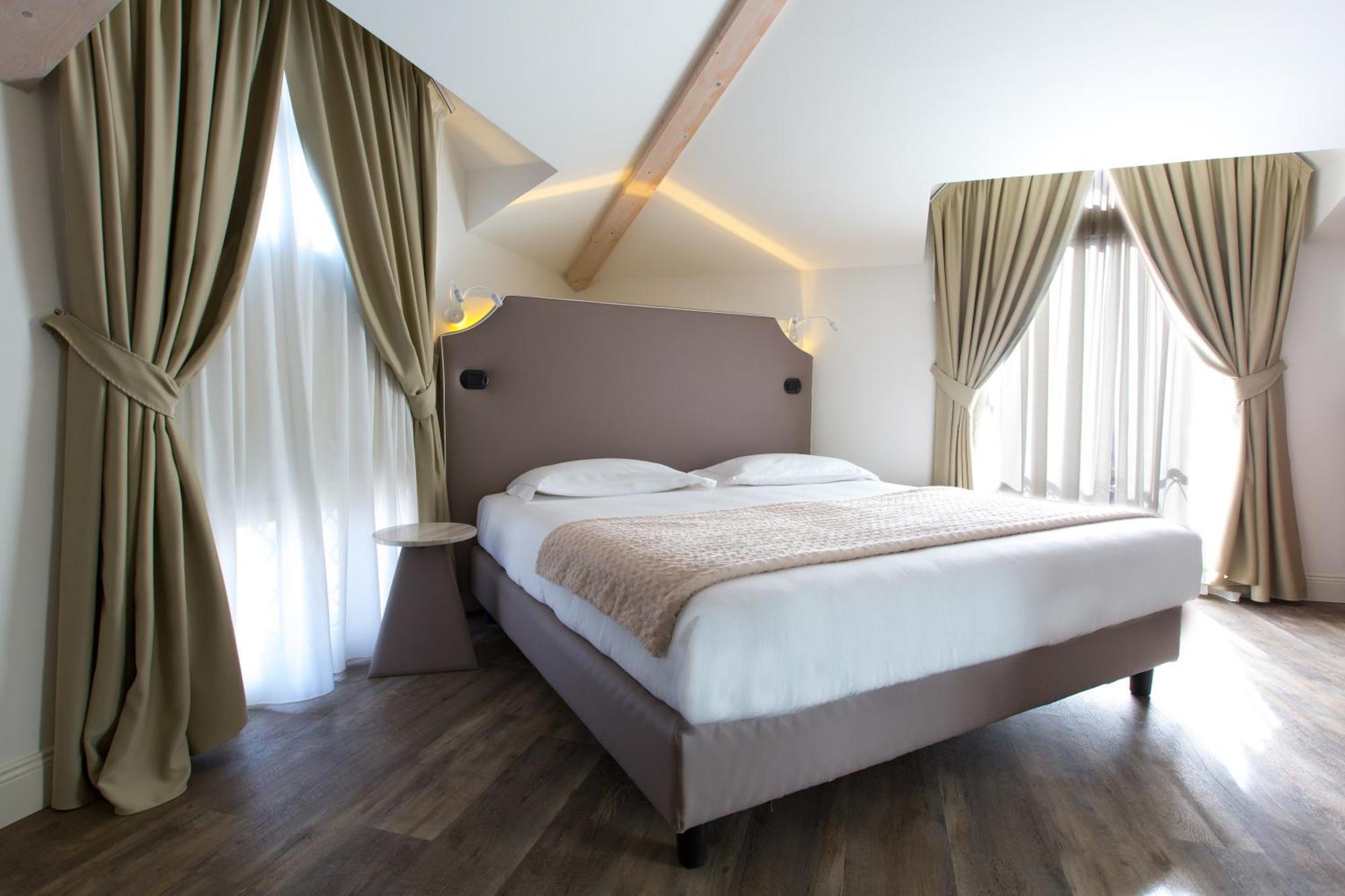 Hotel Al Campanile - Luxury Suites & Apartments บาเวโน ภายนอก รูปภาพ