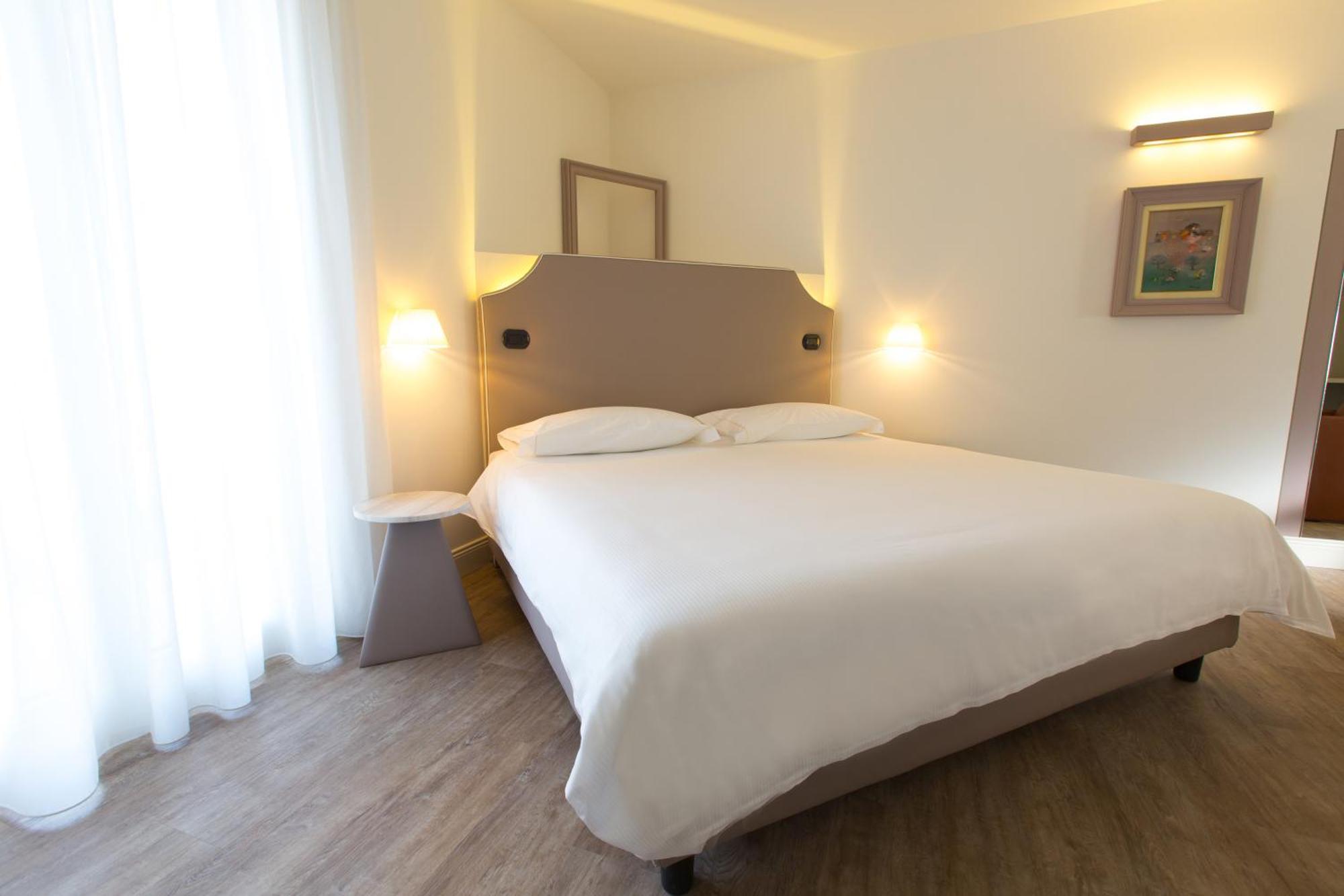 Hotel Al Campanile - Luxury Suites & Apartments บาเวโน ภายนอก รูปภาพ