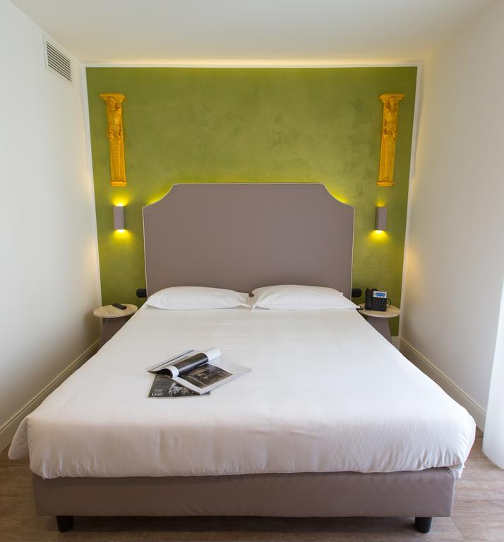 Hotel Al Campanile - Luxury Suites & Apartments บาเวโน ภายนอก รูปภาพ